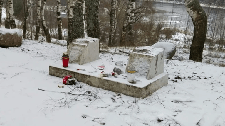 Постамент от мемориальной плиты после сноса 