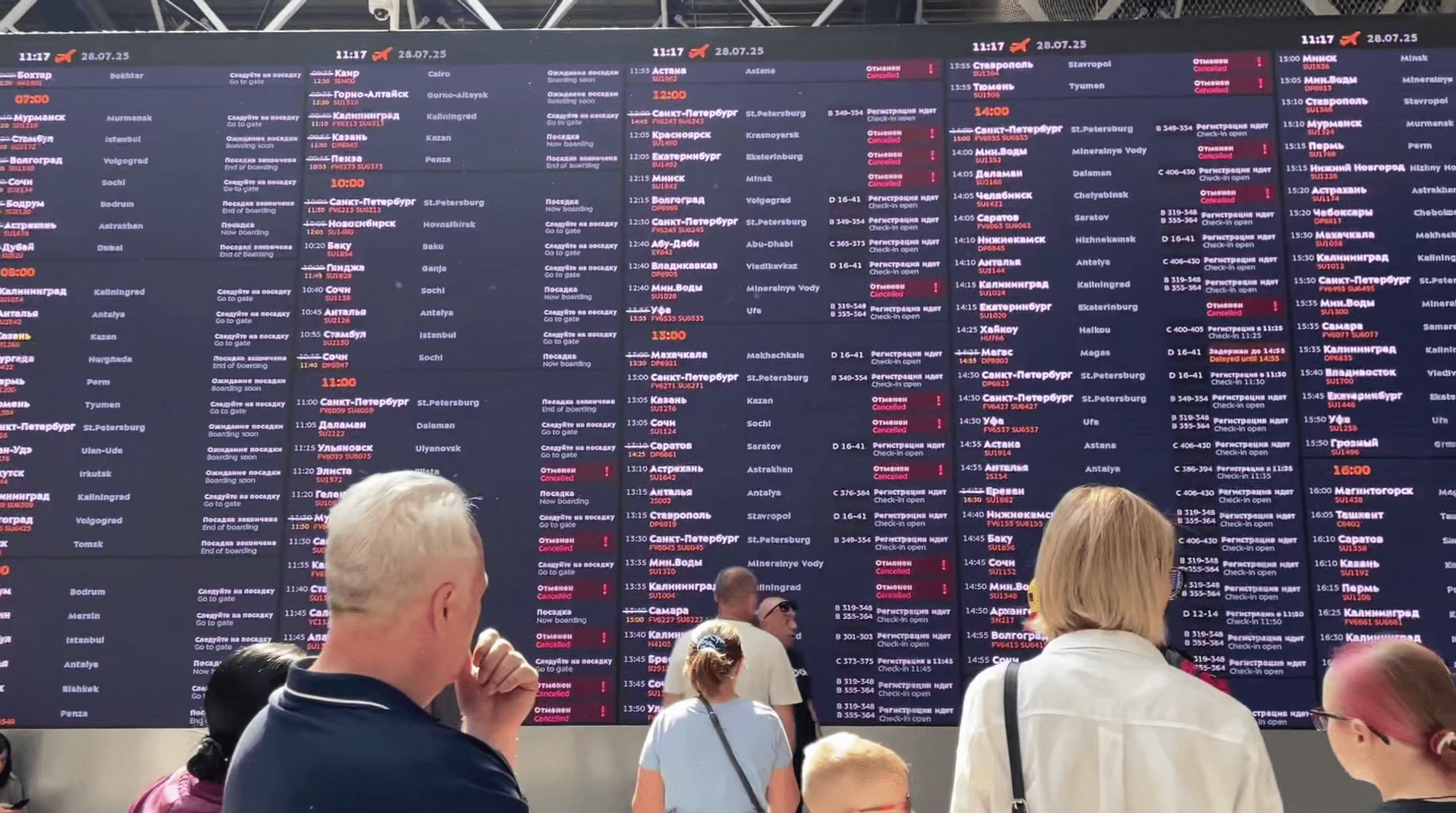 Travelers look at canceled flights at Moscow Sheremetyevo's departure board on July 28, 2025. Screenshot: Kontekst (@kontext_channel / Telegram)