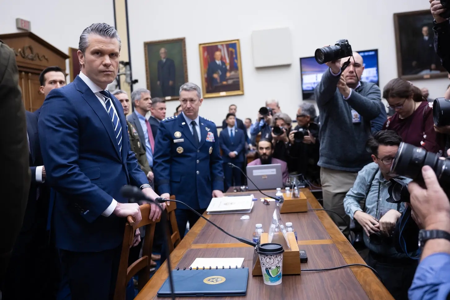 Министр обороны Пит Хегсет и председатель Объединённого комитета начальников штабов генерал Дэн Кейн выступают на слушаниях в Комитете по вооружённым силам Палаты представителей, 29 апреля 2026 года. Фото: Francis Chung / Politico