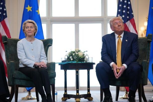Фото: глава Еврокомиссии Урсула фон дер Ляйен и президент США Дональд Трамп / GettyImages