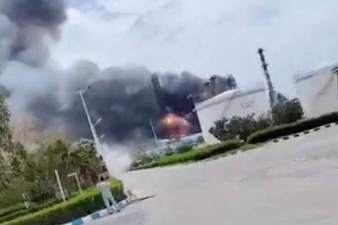Удар по НПЗ на острове Лаван. Кадр из видео соцсети / Reuters