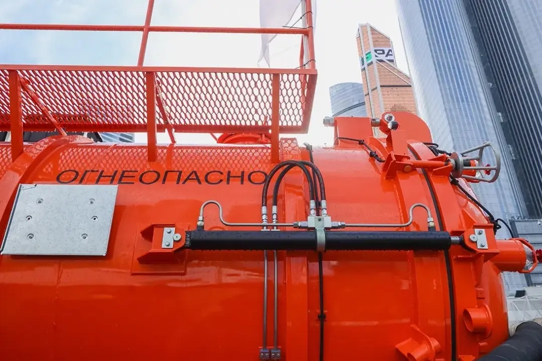 A fuel truck in front of the skyscrapers of the Moscow-City business district. Photo: Global Look Press