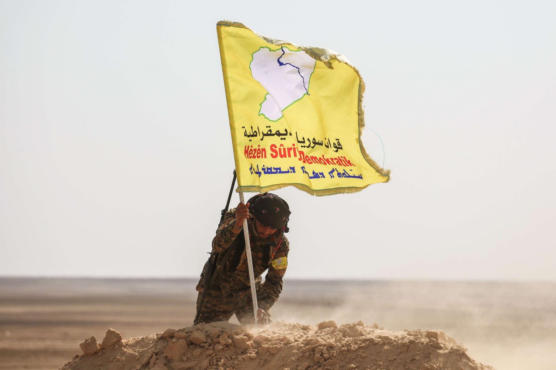 Фото: флаг Сирийских демократических сил (SDF)