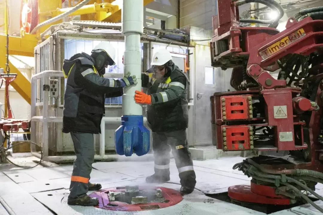 Workers handle drilling equipment at a Rosneft facility. Photo: Rosneft