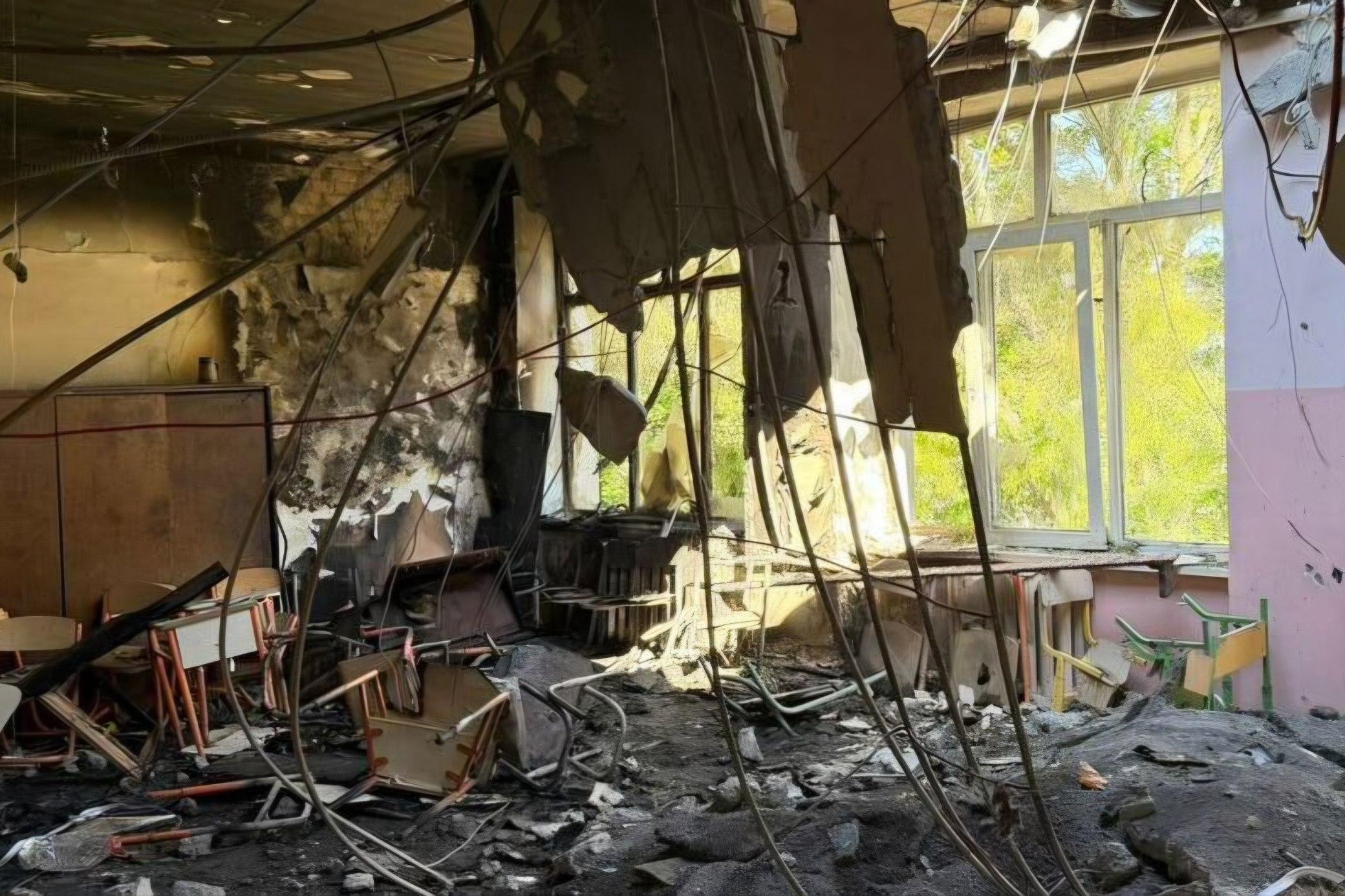 Разрушенная украинская школа в результате попадания ракеты. Фото: А. Басюк / УКГВ