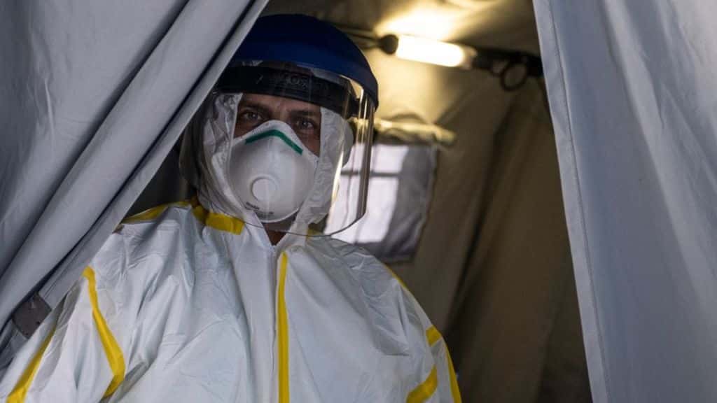 «Иногда люди часами лежат мертвыми, пока мы пытаемся спасти остальных». Врачи из США о том аде, в котором они оказались