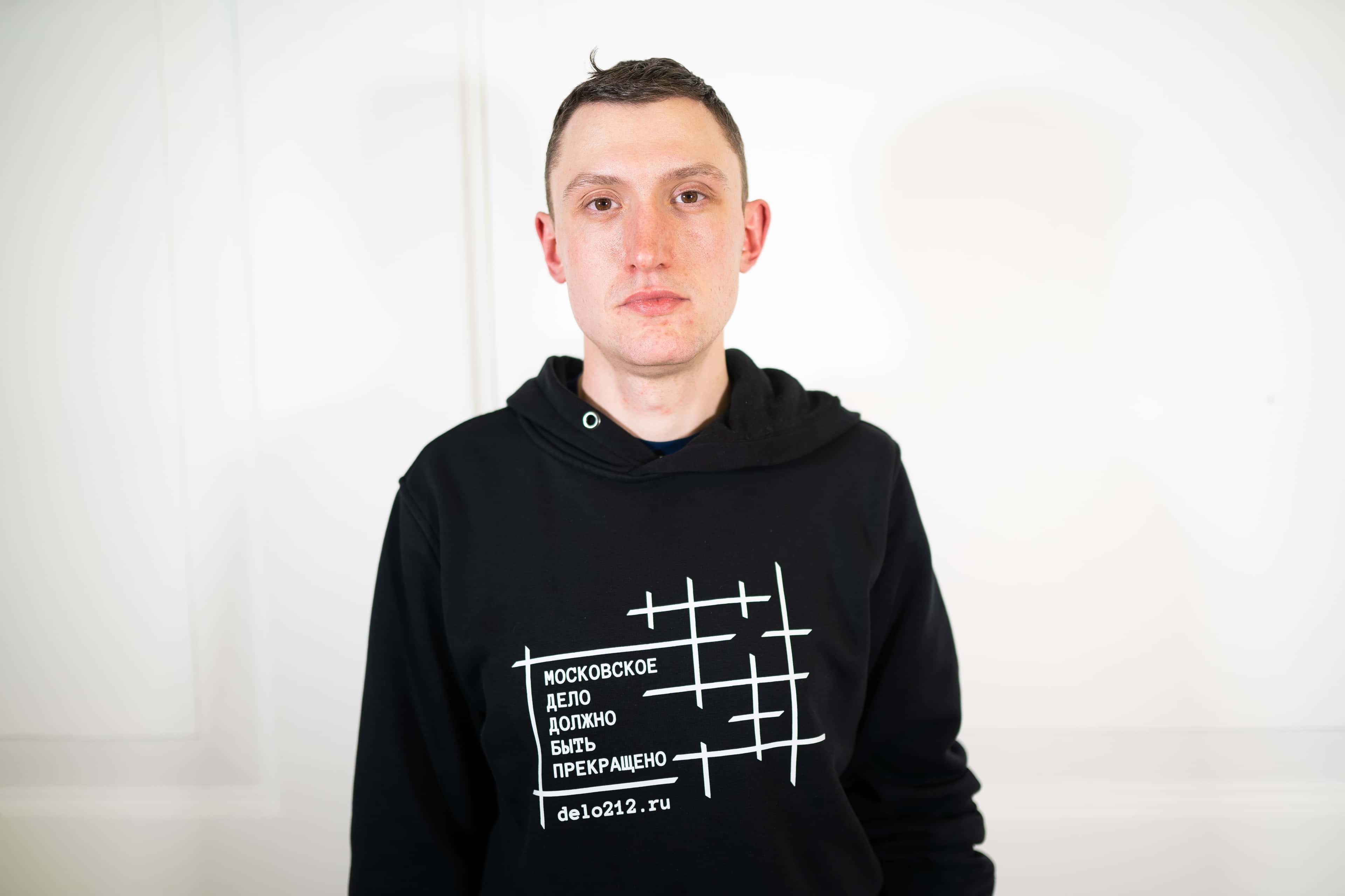 «Садишься на корточки, и тебя пристегивают к тросу». Константин Котов о колонии, где сидит Навальный — видео