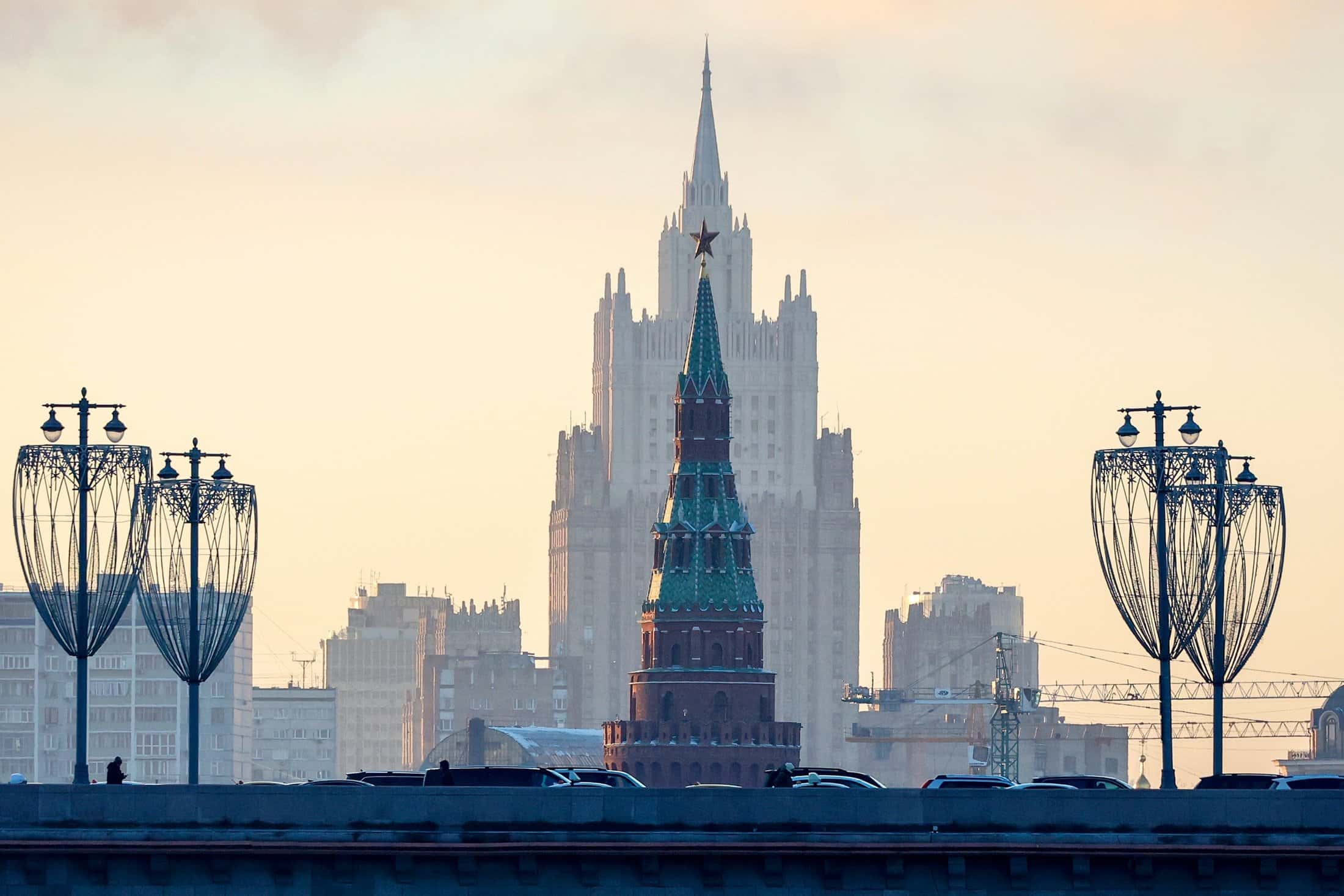 Секс на диване, где сидела Тэтчер. Отрывок из книги Киры Ярмыш «Невероятные происшествия в женской камере Nº3»