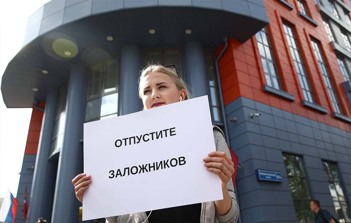 «Семьи изменников должны быть немедленно арестованы». Как в России возрождают советскую традицию брать заложников