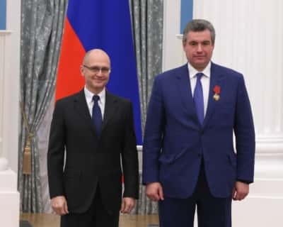 Путин наградил орденом депутата Леонида Слуцкого, которого обвиняли в сексуальных домогательствах. Это его первая государственная награда