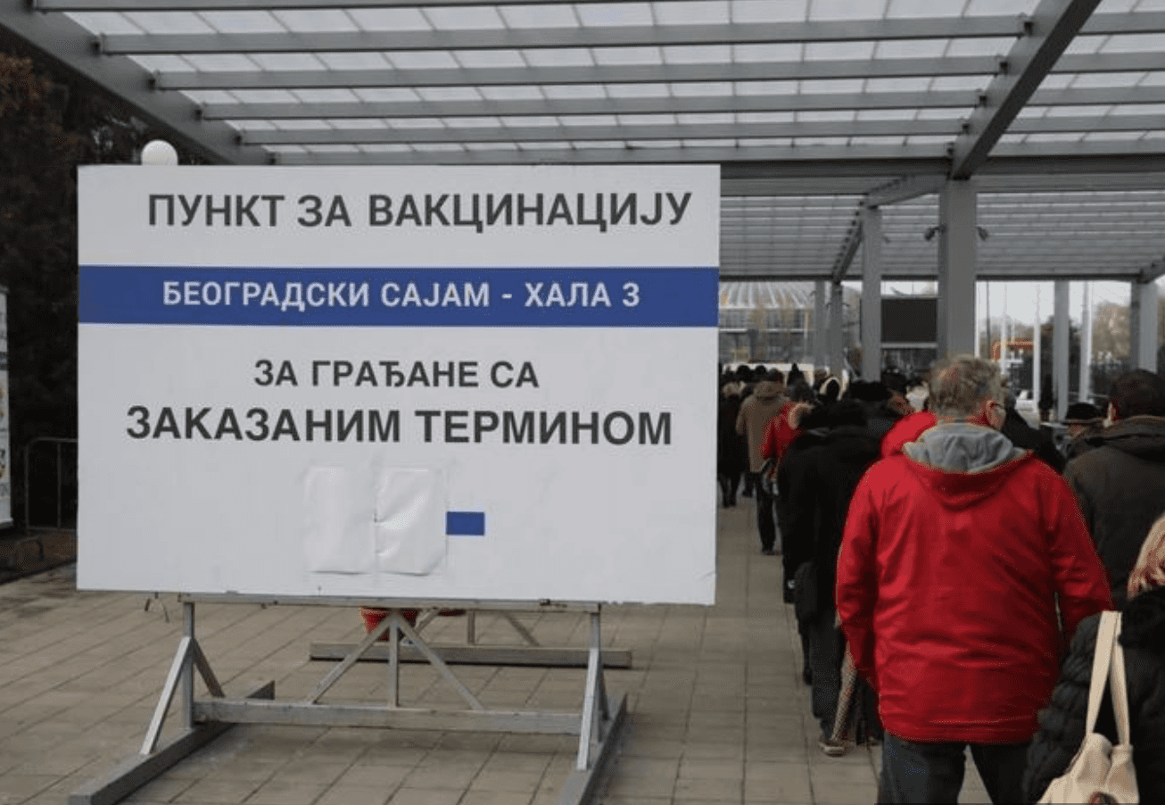 Вакцинный туризм. В Сербию едут прививаться от коронавируса со всей Европы. Как так вышло?