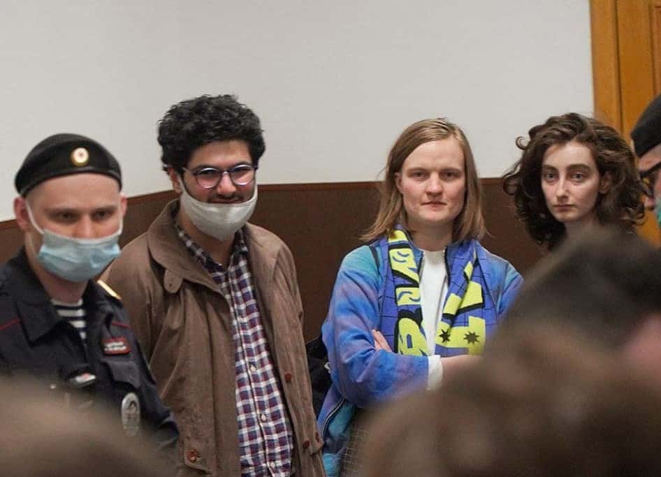 Редакторам DOXA избрали меры пресечения: «запрет определенных действий» по сути оказался домашним арестом. Фоторепортаж