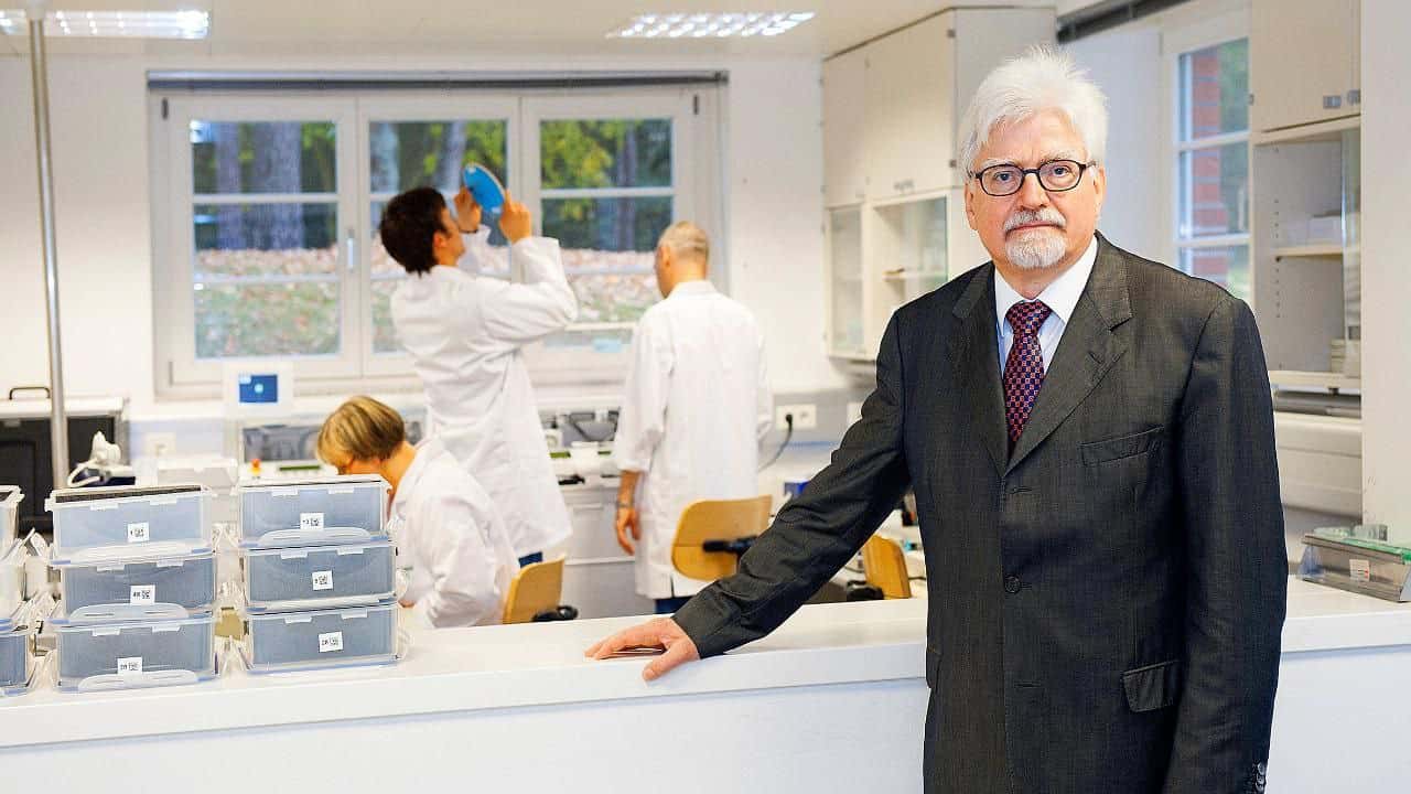 Самокольщики. Немецкий авантюрист придумал свою вакцину и стал нелегально прививать антиваксеров