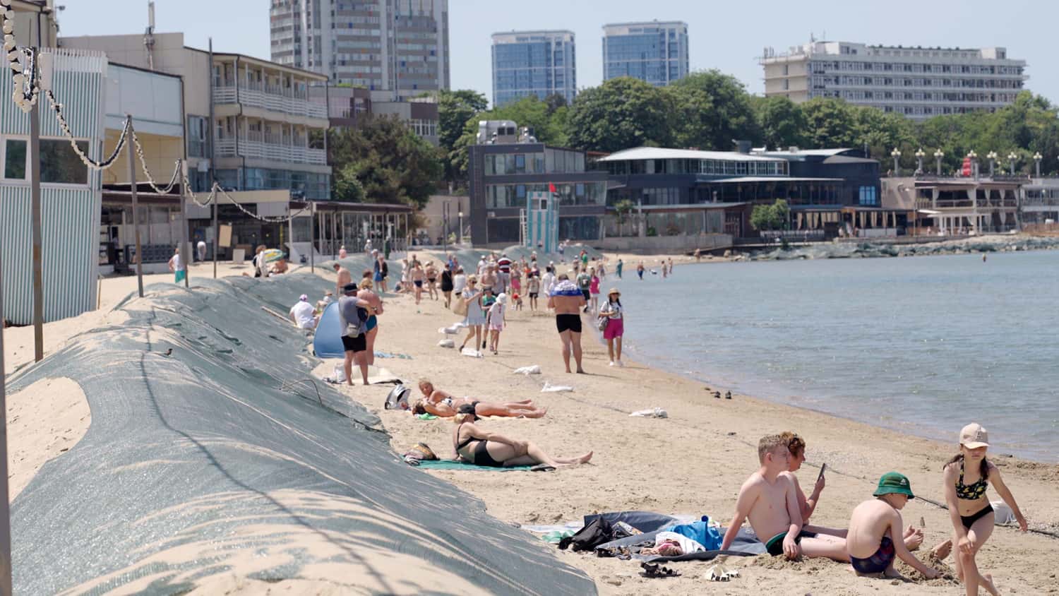 «Жабры пока не отросли!» Несмотря на разлив мазута и экологическое бедствие, на пляжах Анапы неофициально открылся пляжный сезон — репортаж 