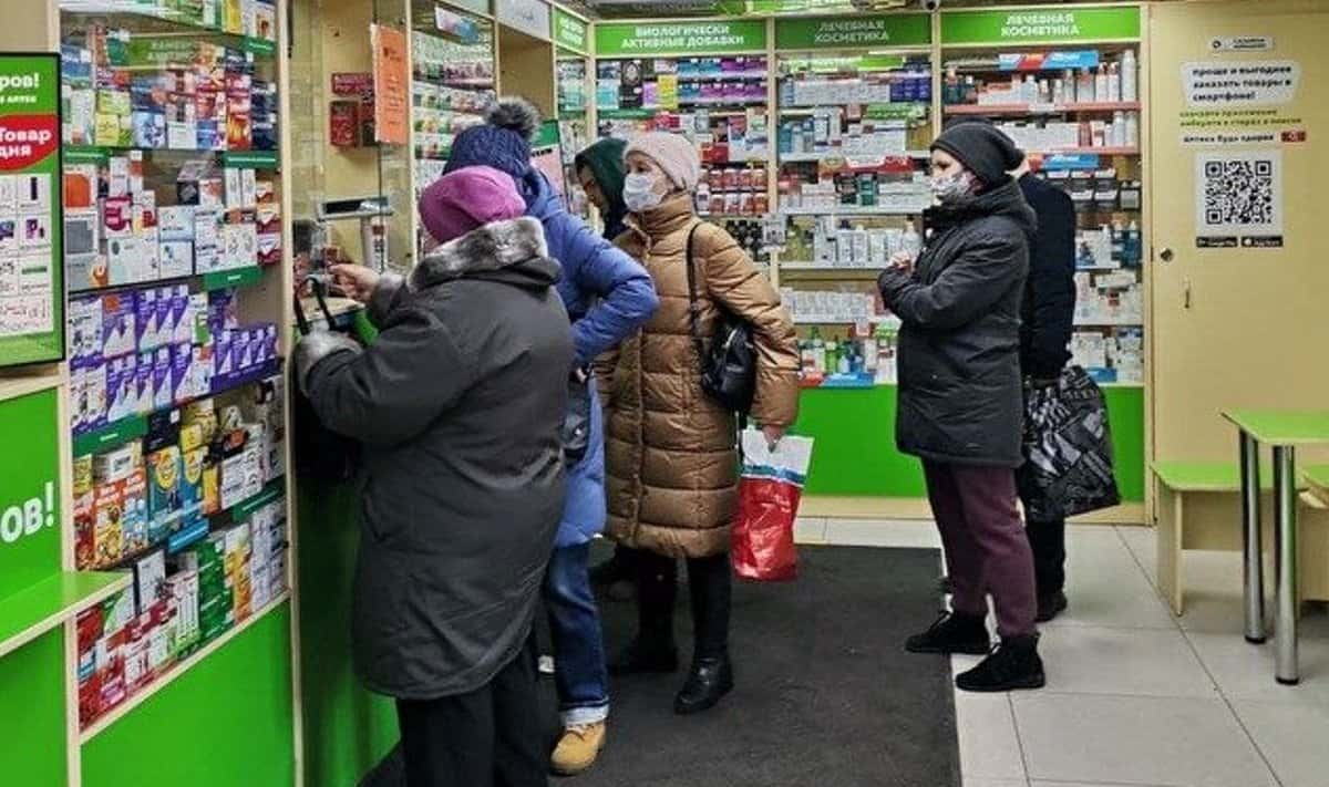 Треть россиян не может купить необходимые лекарства. В половине случаев им мешает отсутствие денег — Forbes