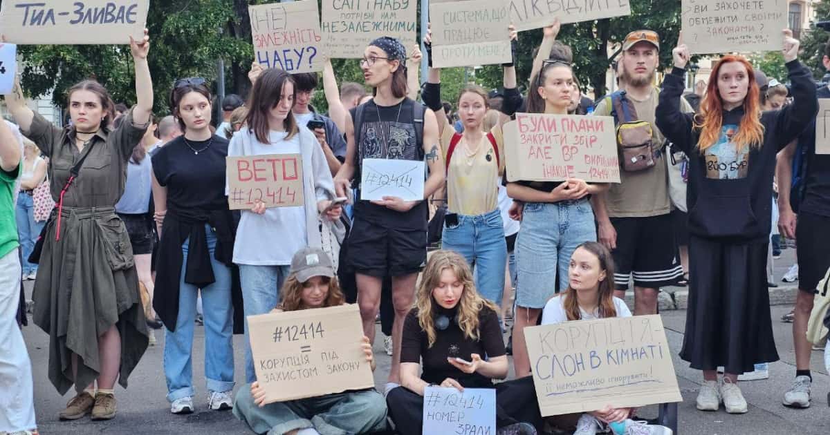 Зеленский подписал закон, лишающий антикоррупционные органы — НАБУ и САП — независимости. Решение критикуют и в Украине, и в ЕС