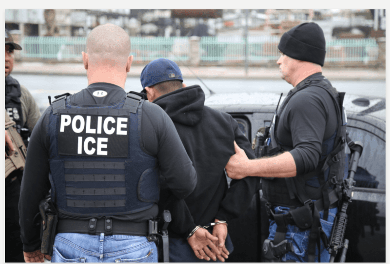 «Меня заочно арестовали в России, но суд США решил, что мне на родине ничего не угрожает». Как депортируют россиян