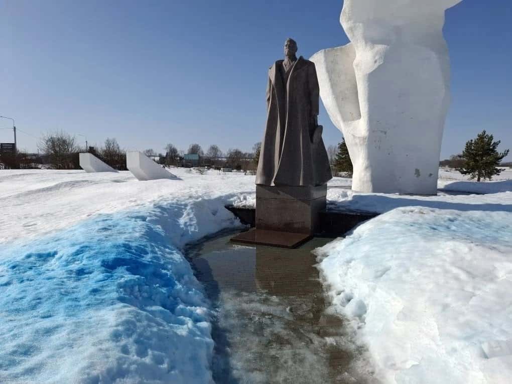 СК возбудил дело из-за гендер-пати у памятника Жукову в Калужской области