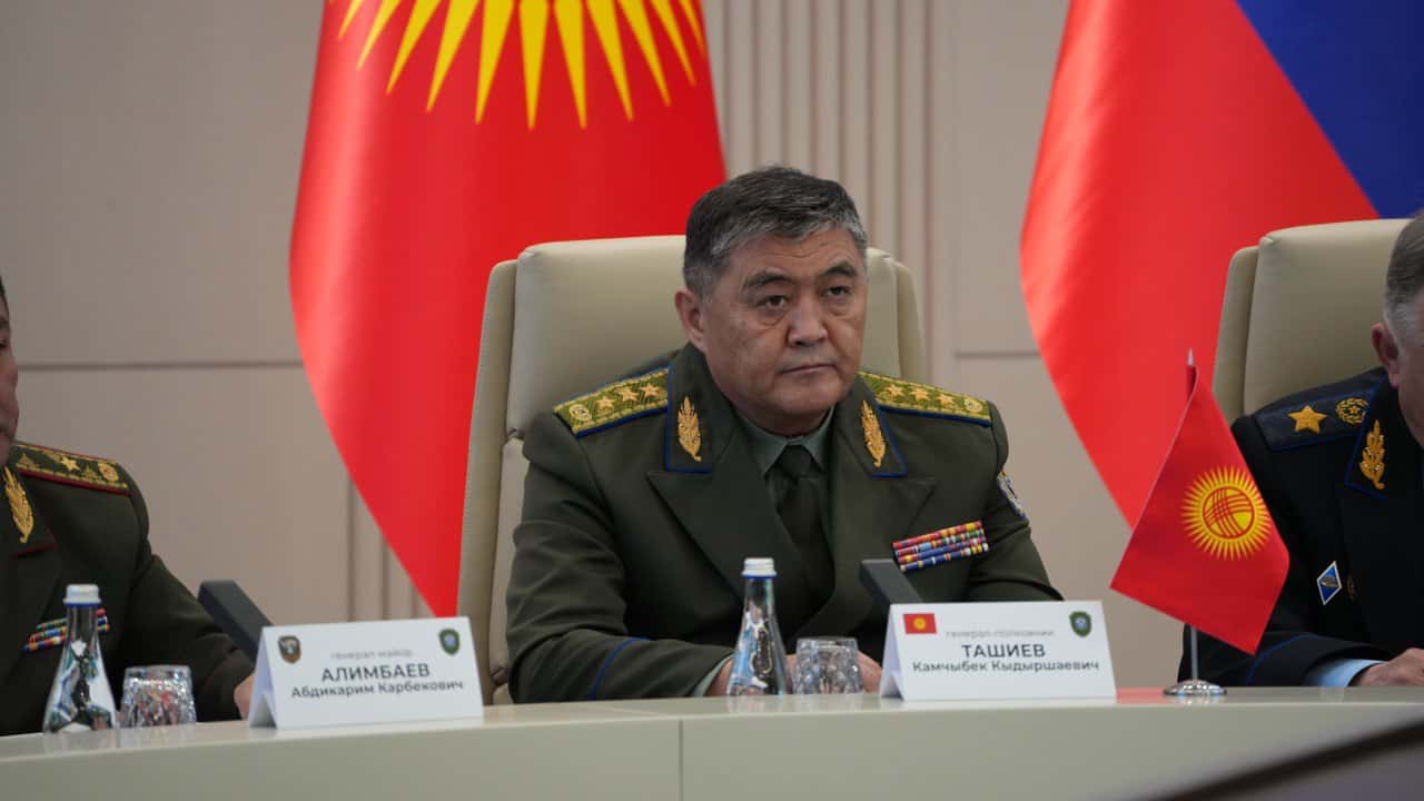 Экс-глава ГКНБ Кыргызстана Ташиев прилетел в Бишкек и попал на допрос в МВД