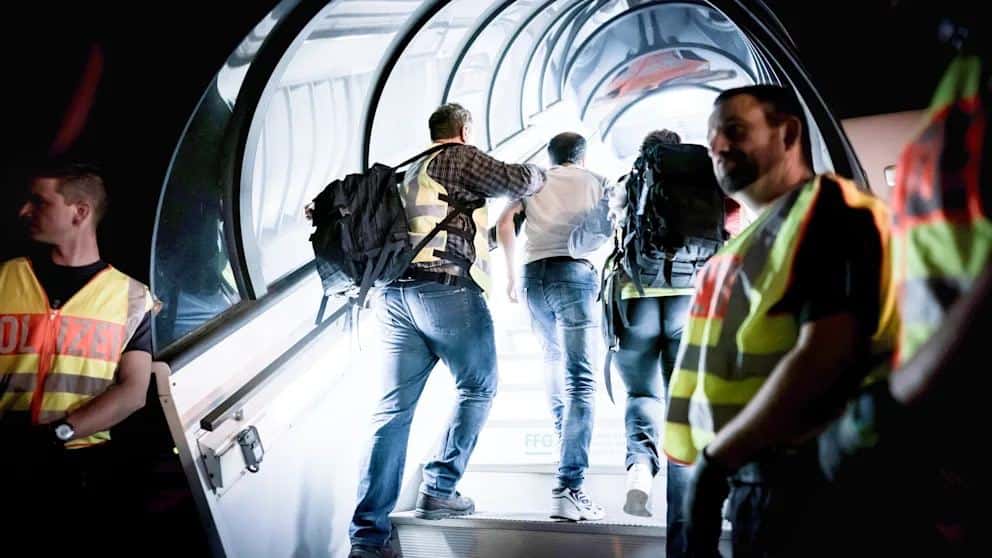 Германия в 2025 году депортировала 126 россиян, еще 1 748 человек числятся как «добровольно выехавшие» — данные правительства