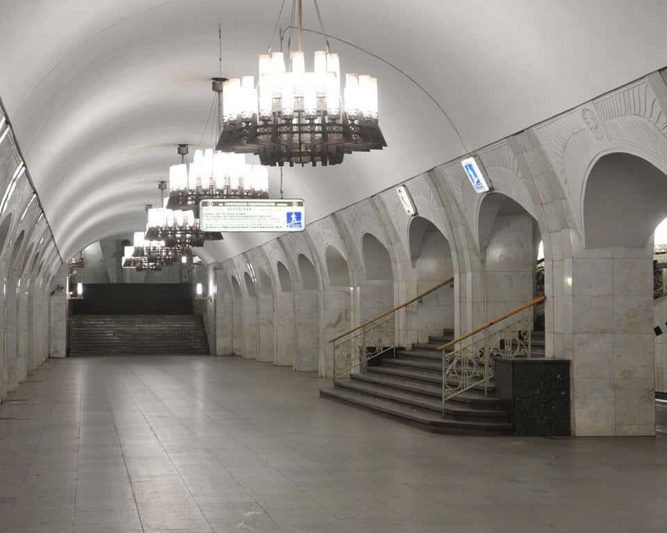 В центре Москвы у пассажиров метро проверяют документы и вручают предостережения об участии в митинге