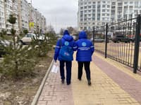 Члены УИК с урной для надомного голосования