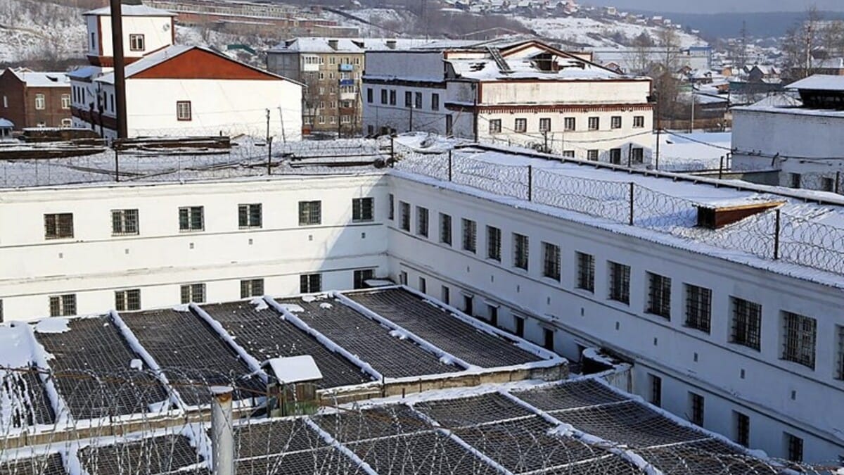 Заключенного, которого пытали и насиловали в СИЗО-1 Иркутска, пытаются лишить защиты. Его юриста сделали свидетелем и вывели из дела