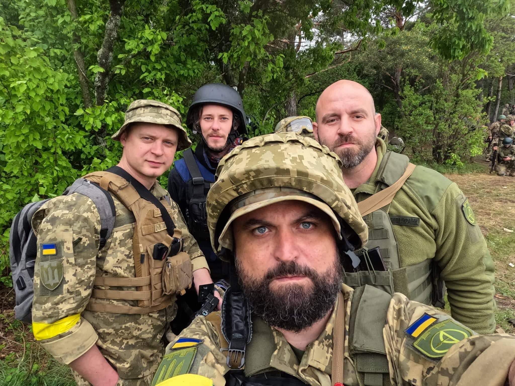 «Я взял у дочери черный маркер, замазал белые буквы PRESS и переделал шлем в военный». Как журналист Юрий Мацарский воюет в Украине