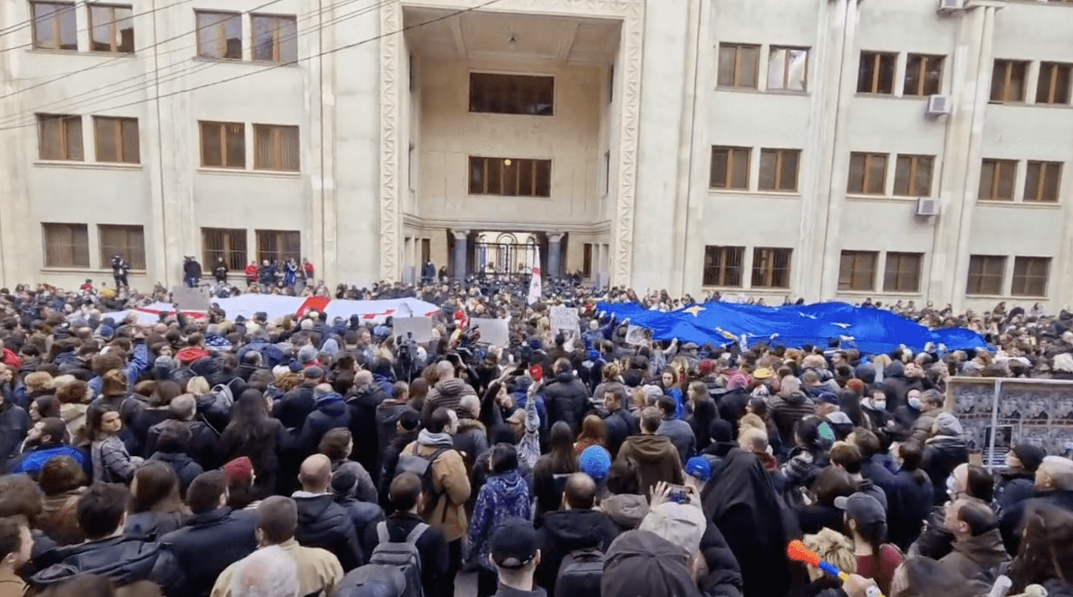 В Грузии начались митинги против закона об «иностранных агентах». Его внепланово начали обсуждать в парламенте в отсутствие оппозиции