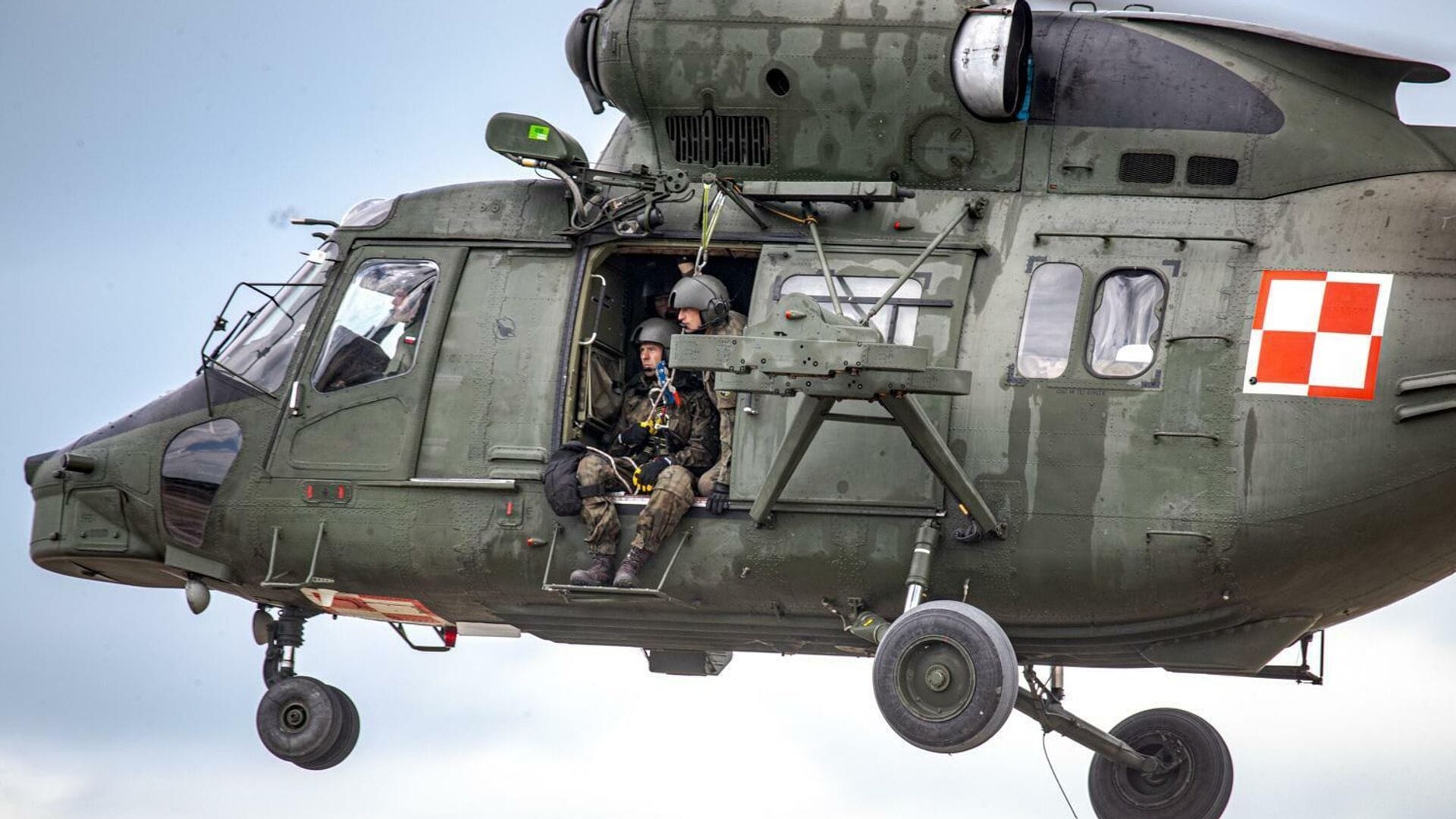 Пилоты польских боевых вертолетов готовы открывать огонь на поражение на польско-белорусской границе — замначальника Генштаба ВС Польши