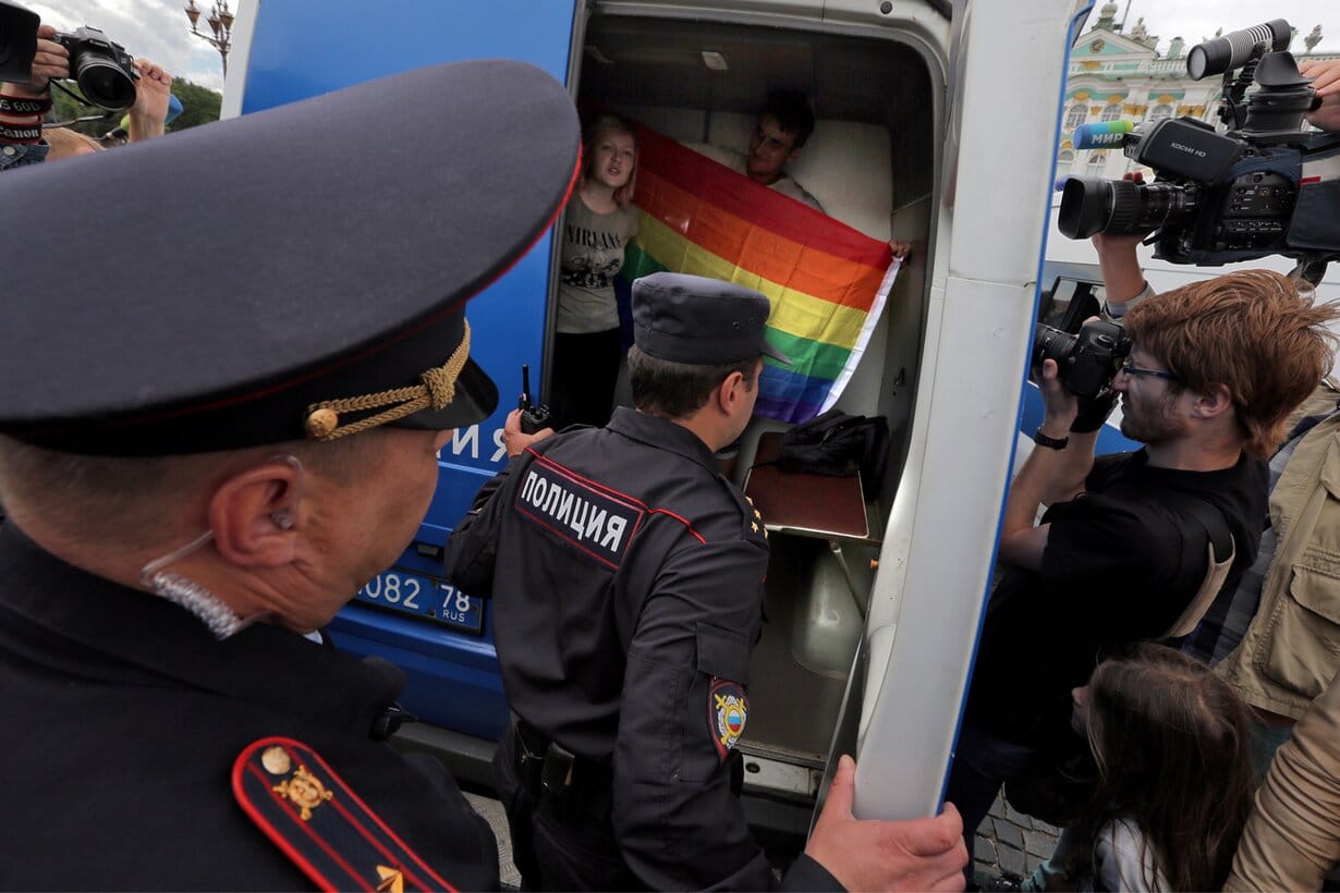 «Девочки-полицейские сказали, что и сами меня поцеловали бы». В Сочи двух девушек обвинили в пропаганде ЛГБТК+ за поцелуй на лавочке