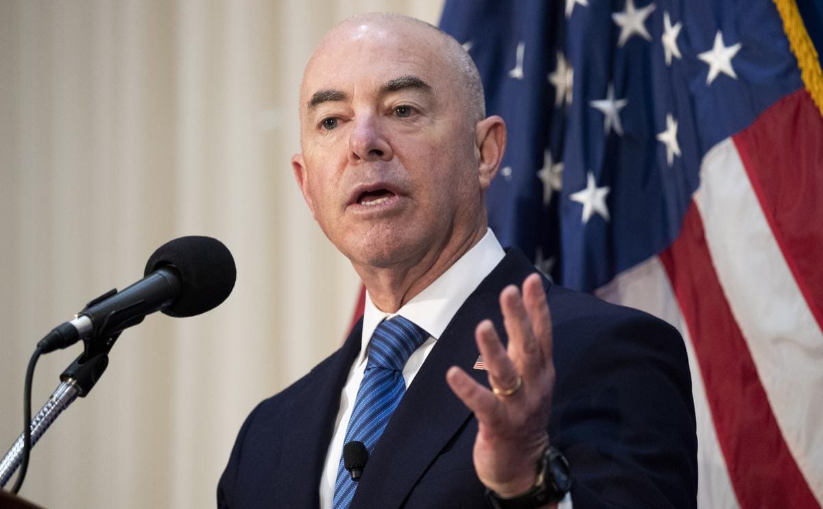 В США поддержали резолюцию об импичменте министра внутренней безопасности. Его обвиняют в беспрецедентном миграционном кризисе