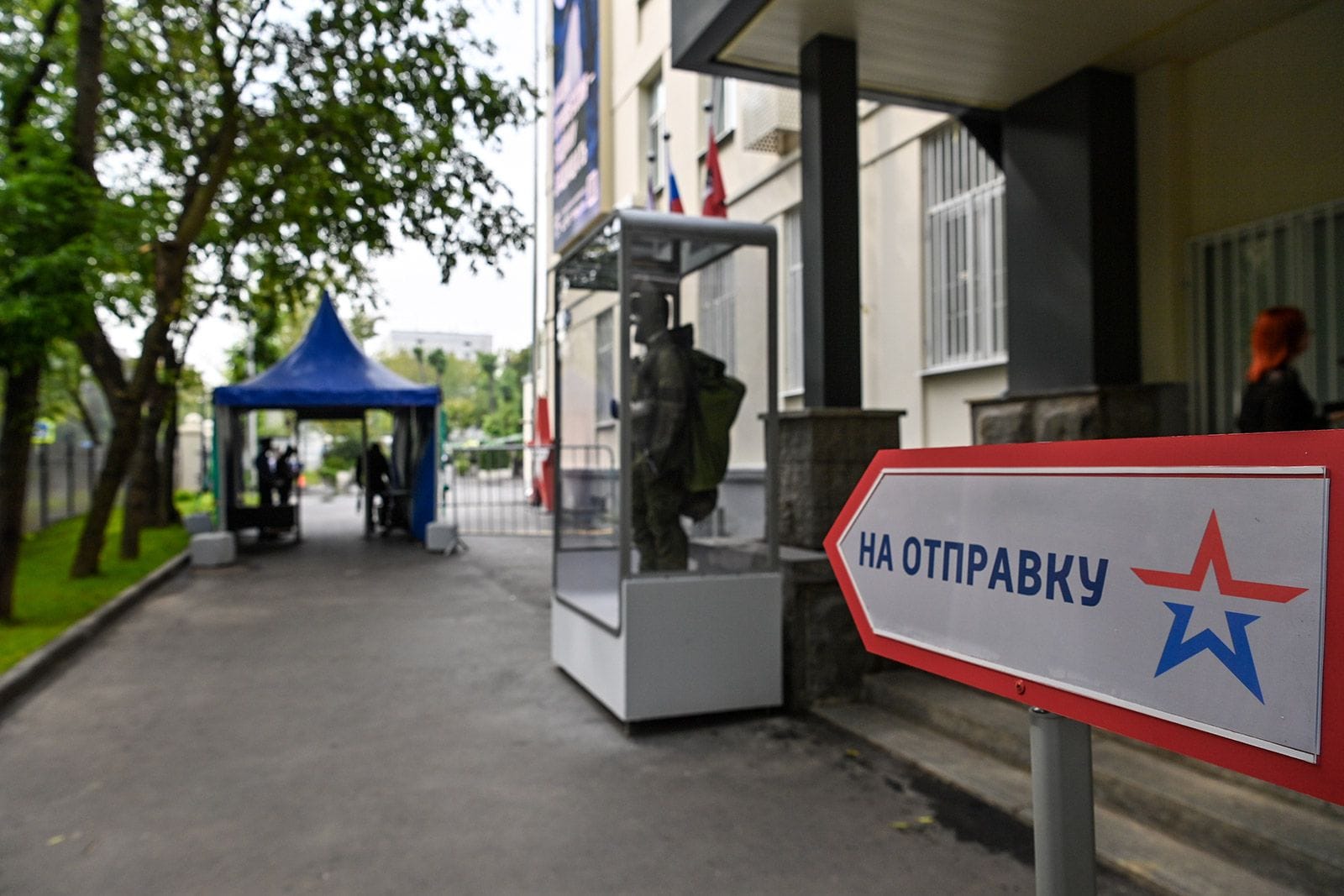 В московском комиссариате по 5–10 часов держат всех, кто по возрасту годится на фронт. У них забирают технику и не выпускают из здания