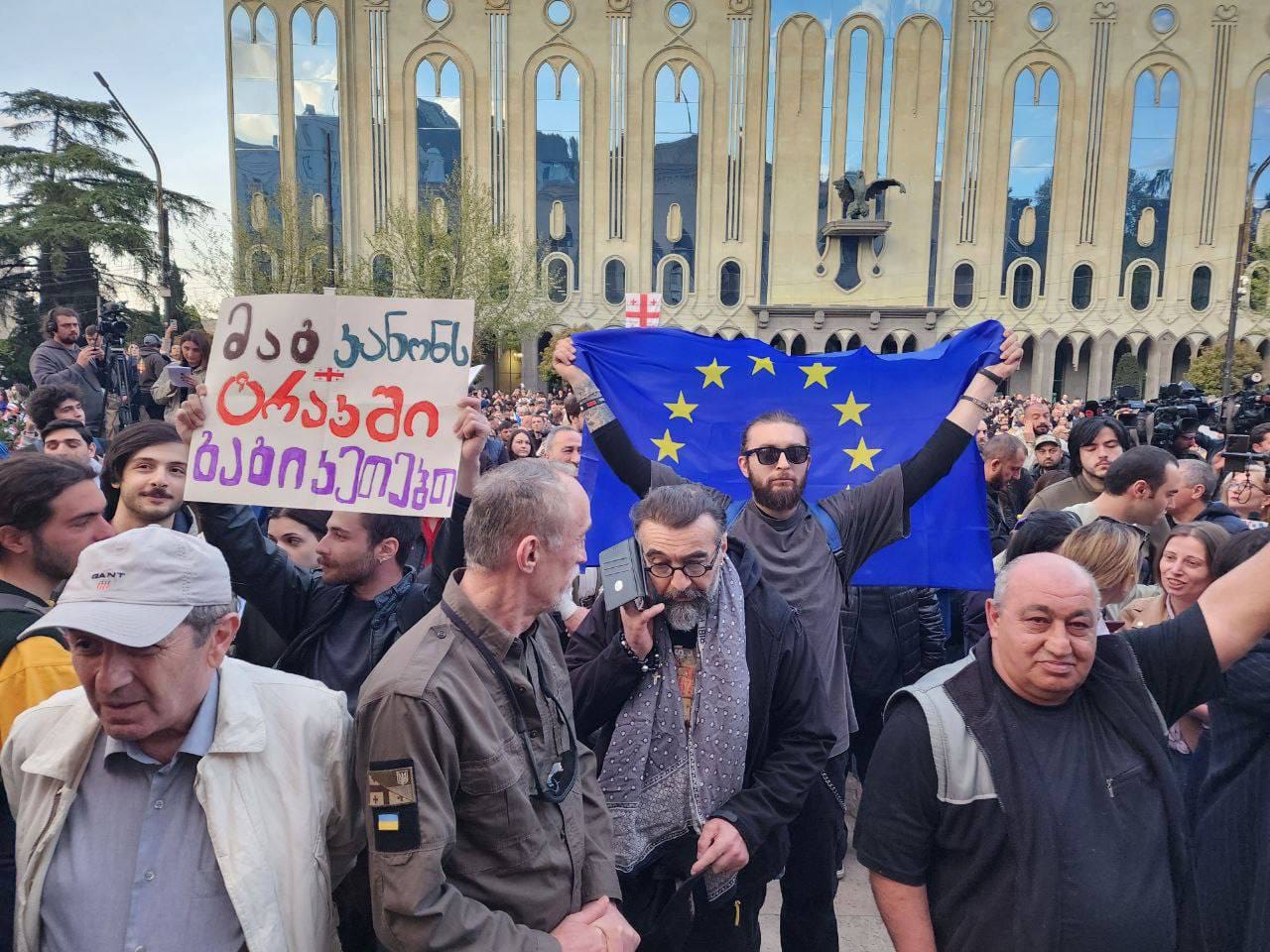 В Тбилиси проходит митинг против законопроекта об «иноагентах». Участников задерживает полиция