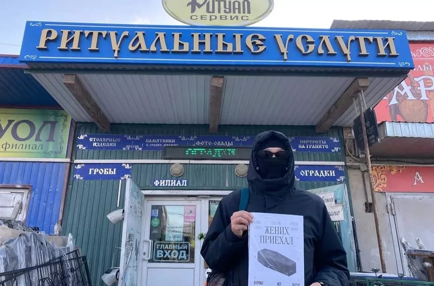 Якутского антивоенного активиста Айхала Аммосова отпустили из СИЗО в Казахстане. Он уехал в Германию