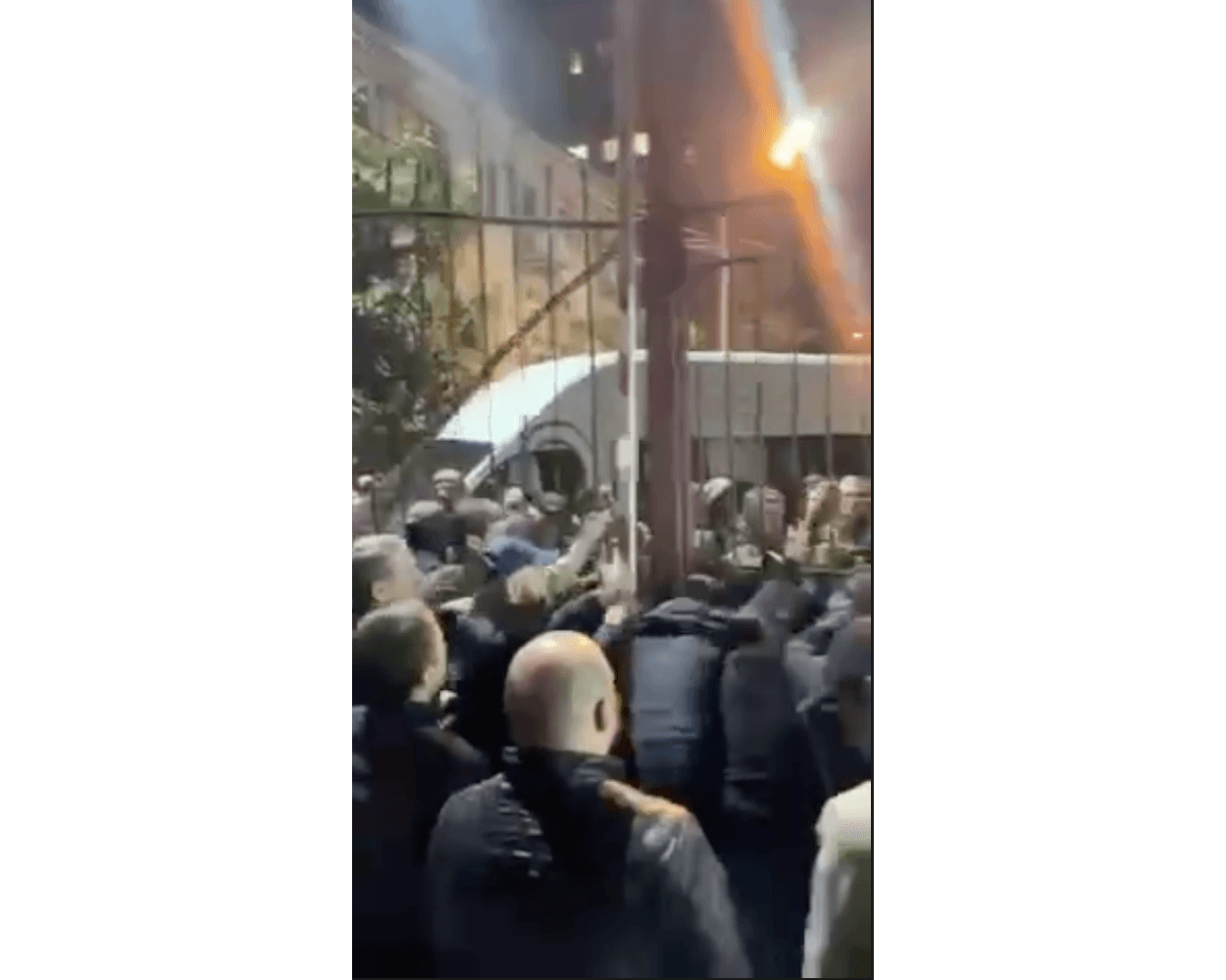 В Абхазии задержаны представители оппозиции. В Сухуми началась масштабная потасовка у здания Службы государственной безопасности