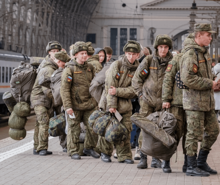 «Принципиальных били электрошокером либо все за них подписывали и увозили». Осенняя призывная кампания в России ставит рекорды по насилию