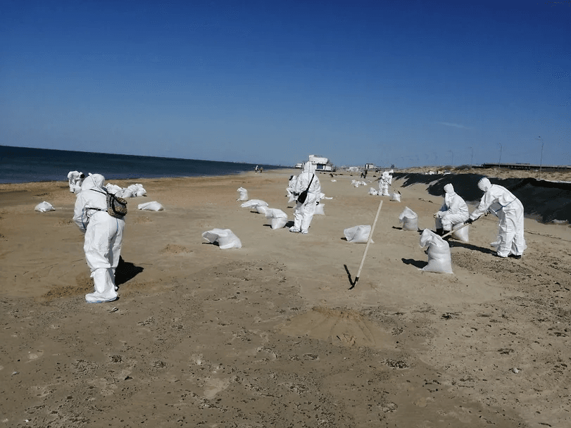 На побережье Анапы нашли новый выброс мазута. «Утечки будут продолжаться, пока в море происходит перевалка нефтепродуктов» — эколог 