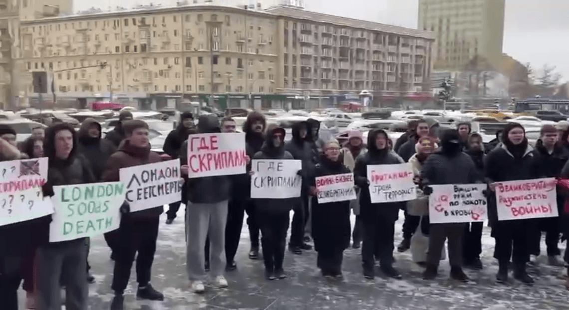 На акции травли британских дипломатов у российского МИДа собрали членов молодежной «Волонтерской роты»