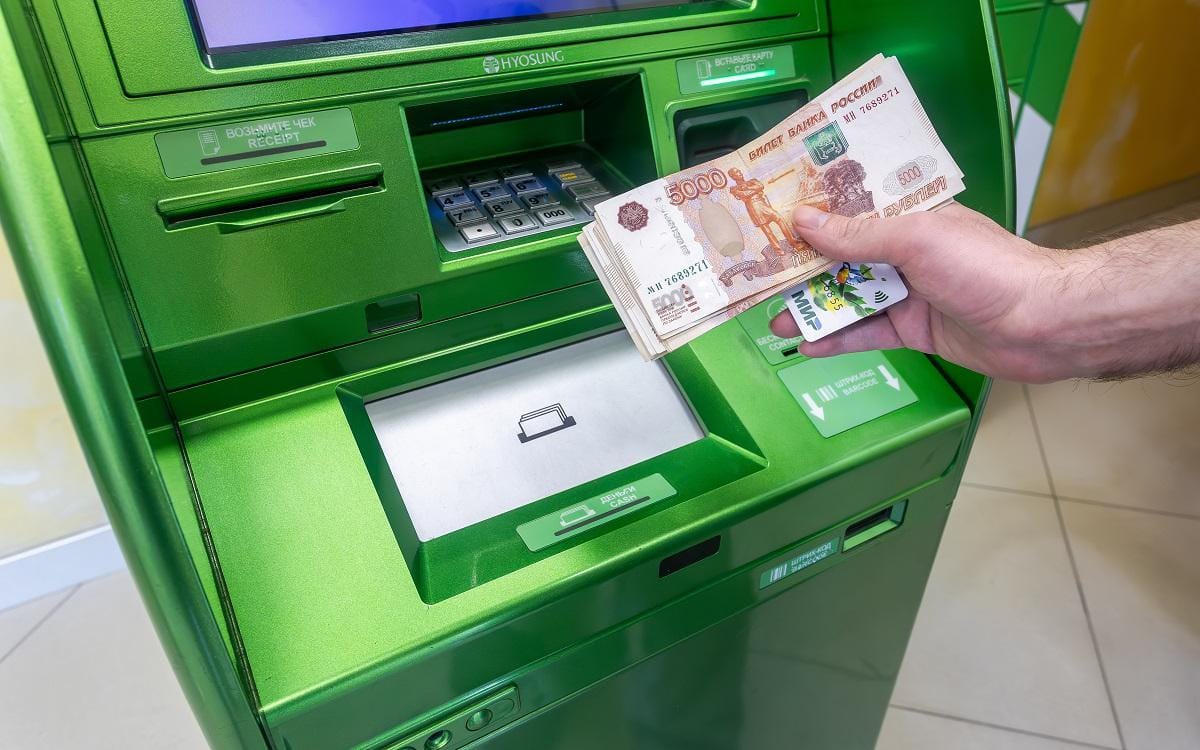 Число банкоматов в России сократилось до минимума за последние 16 лет