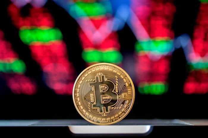 Биткойн подешевел до минимума с начала года и торгуется ниже $30 тысяч