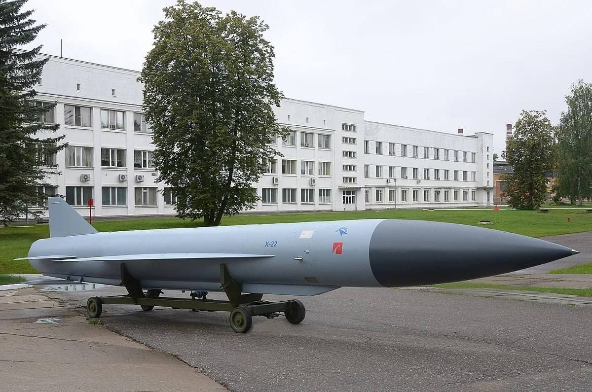 ВСУ: По девятиэтажке в Днепре ударили ракетой Х-22, такой же ударяли по ТЦ в Кременчуге