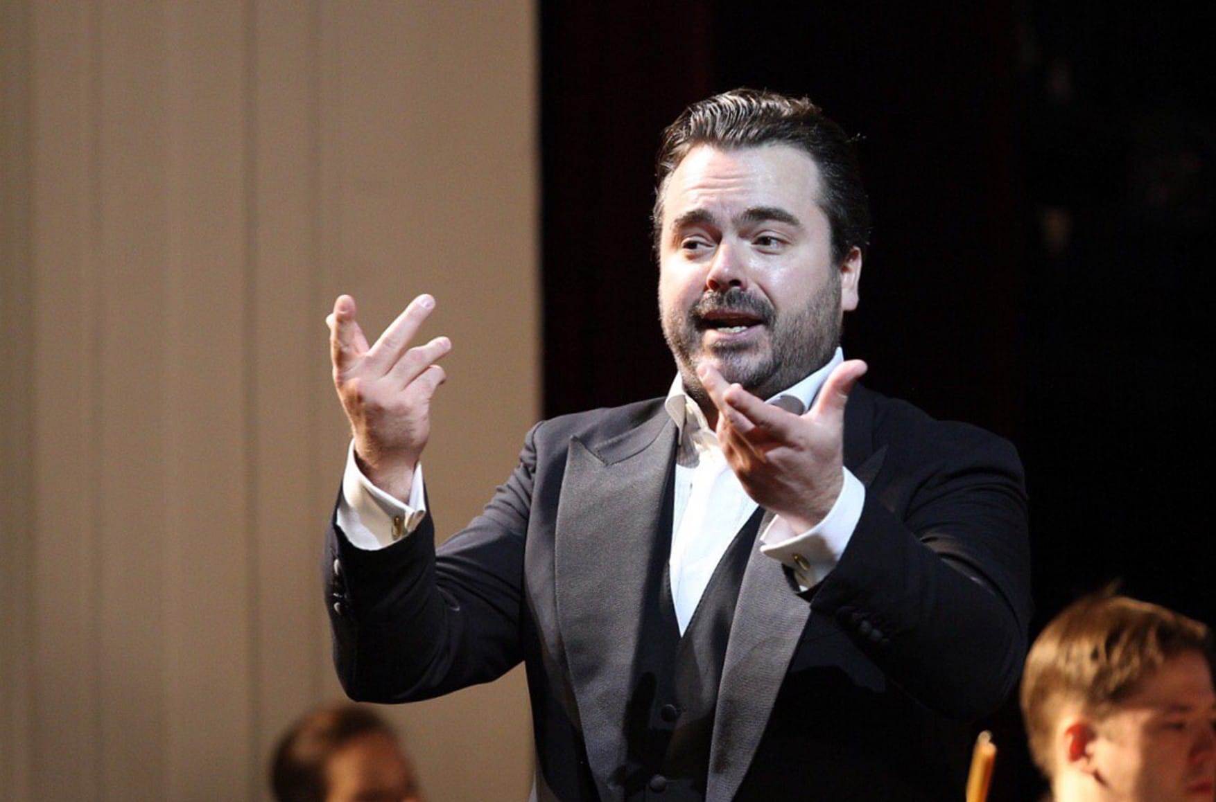 “Leaving the bridges of culture open.” Italian theaters justify allowing FSB corporate parties singer to perform on their stages