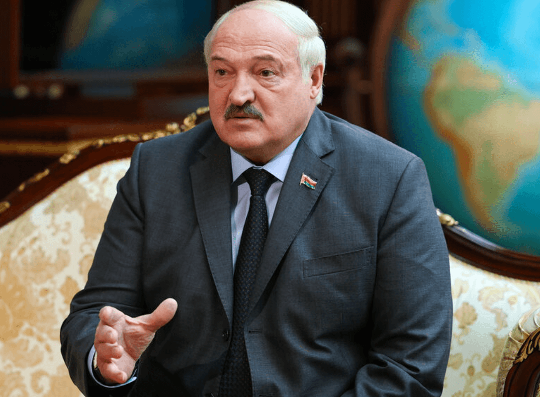 «Лукашенко хочет быть президентом до конца жизни, для чего заключил сделку с Путиным» — Латушко