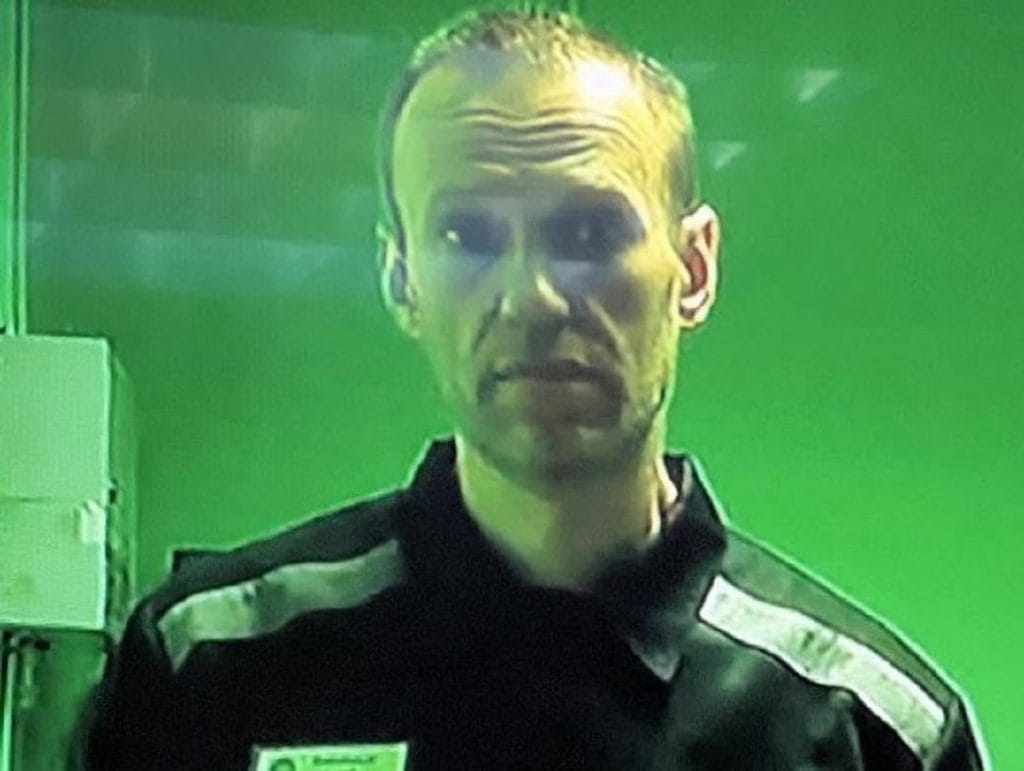 Навальный рассказал, что ему 100 дней подряд включали послание Путина Федеральному собранию