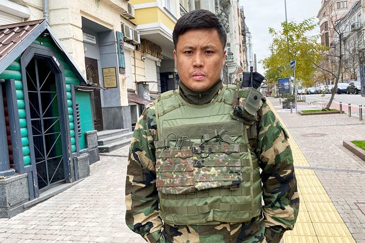 Обыски и допросы журналистов 24kg устроили из-за статьи о киргизе, воюющем в ВСУ. Заведено уголовное дело о «пропаганде войны»