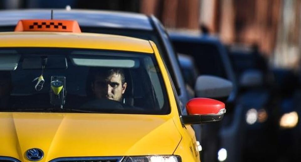 Мигрантам в Курской области запретили работать таксистами 