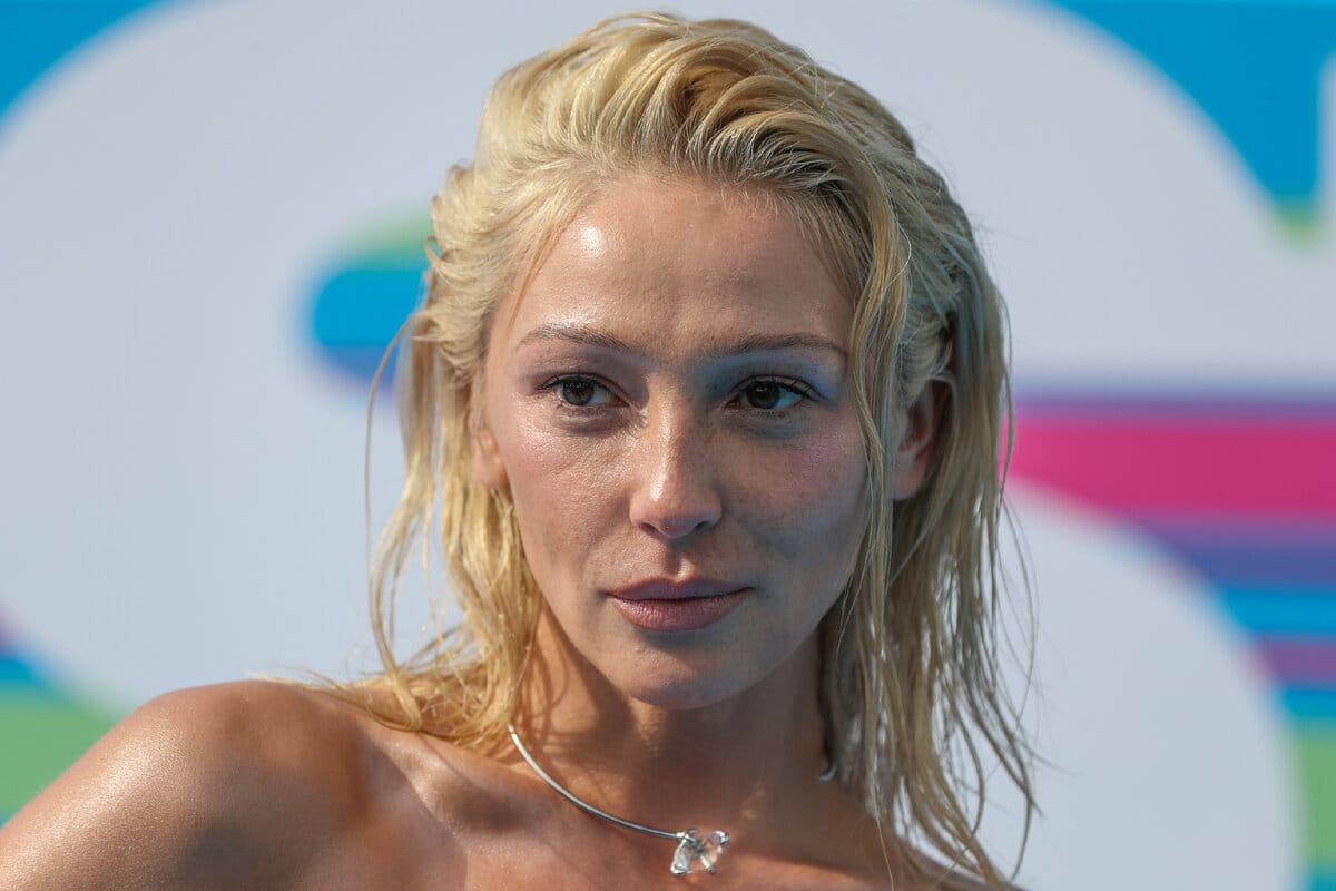 «Мы просто стояли, слушали войну. Впечатление на всю жизнь». Настя Ивлеева рассказала о поездке на Донбасс