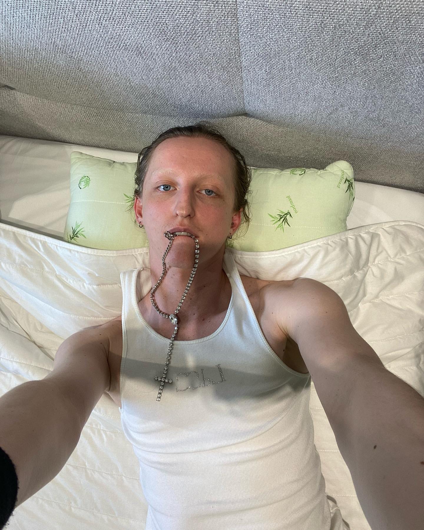 Суд в Москве оштрафовал на 200 тысяч рублей стилиста Бабака, который на «голой вечеринке» Ивлеевой снял носок с пениса рэпера Vacio