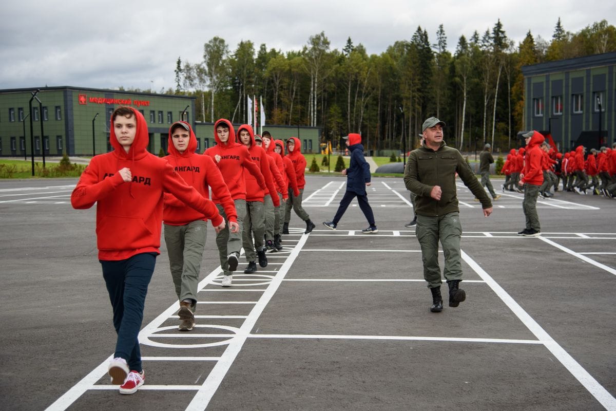 Лагерная атмосфера. Как государство пропагандирует войну в детских летних лагерях